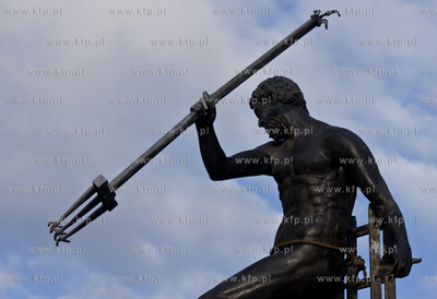 Gdansk, Dlugi Targ. Neptun odzyskal lewa reke, ktora...