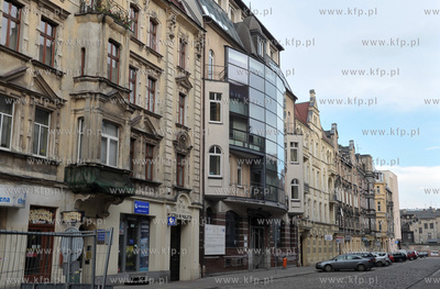 Katowice. Centrum miasta. Na zdjeciu  ul. Teatralna....
