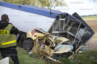 Stara Dabrowa na krajowej 6. Volkswagen Golf zderzyl...