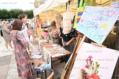 Symboliczne przejście przez Drzwi do Tolerancji. Marsz...