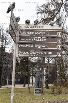 Gdańsk Główny. Pomnik Marii Konopnickiej przy targu...