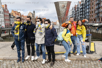 Kibice Manchester United i Villarreal fotografują...