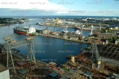 Stocznia Gdynia S.A. W dali Port Gdynia 14.09.2002...