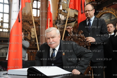 Po katastrofie lotniczej, w ktorej m.in. zginela para...