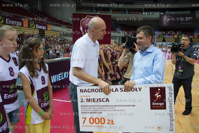 Niemal 80 000 mlodych koszykarzy z ponad 6 500 szkol...
