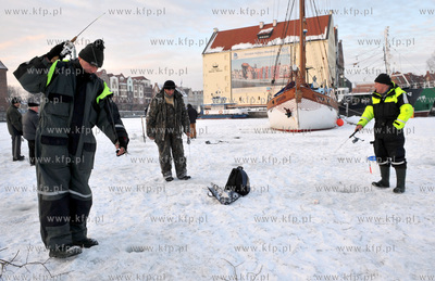 Wedkarze lowia ryby na zamarznietej Motlawie w Gdansku...