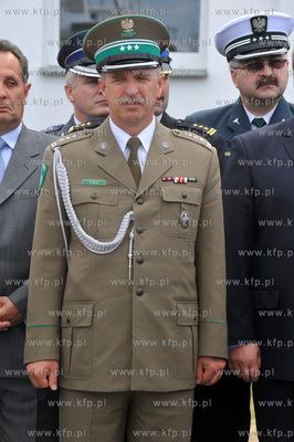 Uroczystosc nadania imienia i podniesienia bandery...