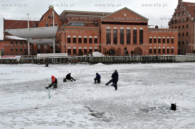 Wedkarze lowia ryby na zamarznietej Motlawie. 
18.02.2012...