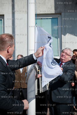 Zukowo. Uroczyste wciagniecie flagi na maszt przed...