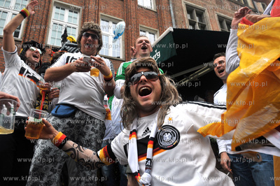 Ulica Dluga w Gdansku. Niemieccy kibice na ulicach...