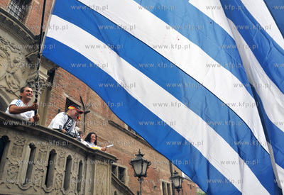 Dlugi Targ w Gdansku. Greccy kibice na ulicach Glownego...