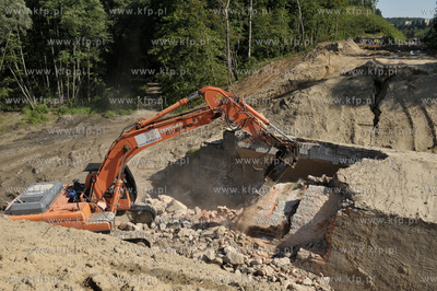 Wyburzanie ostatniego starego wiaduktu dawnej trasy...