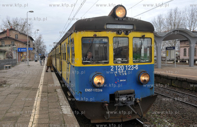 Wejherowo. Dwozec kolejowy PKP. Przy peronie pociag...