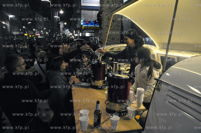 Gdynia. Impreza Swietojanska wita wiosne. Bar w samochodzie...