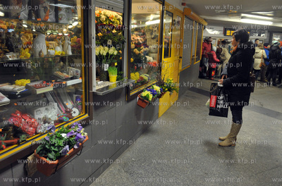 Kwiaciarnia w tunelu na Dworcu Glownym PKP Gdansku....