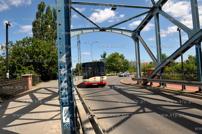 Gdansk Zaspa. Wiadukt kolejowy na ul. Hynka i autobus...