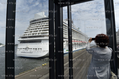 Zawinięcie statku wycieczkowego "Norwegian Getaway"...