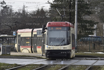 Gdańsk. Tramwaj linii 11 na skrzyżowaniu al. Grunwaldzkiej...