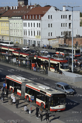 Tramwaje i autobus na ul. Okopowej w okolicy budynku...