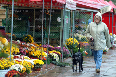 Handel  przy cmentarzu lostowickim.
13.10.2003
fot....