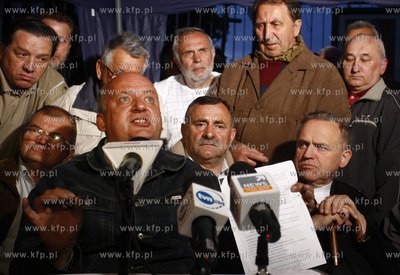 Gdansk. Stocznia Gdanska. Zwiazkowcy z OPZZ i Solidarnosci...