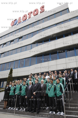 Pilkarze Lechii Gdansk odwiedzili gdanska rafinerie....