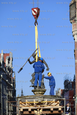 Gdansk. Demontaż figury Neptuna z fontanny na Długim...
