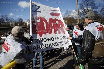 Pikieta pod Urzędem Wojewodzkim w Gdansku w gescie...