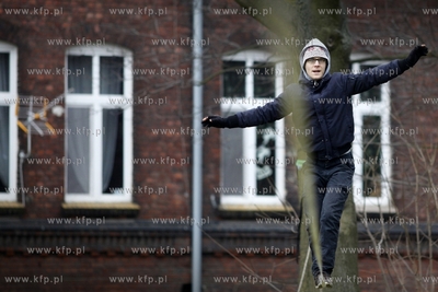 Kuba Siwiecki trenuje slackline, czyli chodzenia na...