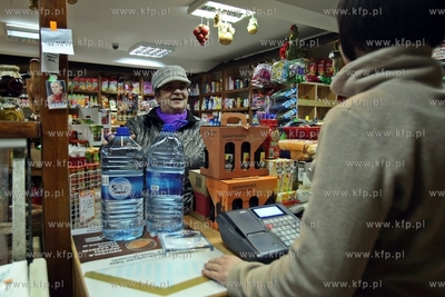 Klientka kupuje wodę w sklepie spożywczym w Trzepowie...