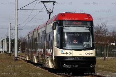 Tramwaj Pesa Swing linii nr. 5 na torach wzdłuż Zielonej...