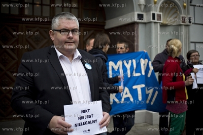 Gdańsk. Długi Targ. Manifestacja za przyjęciem uchodźców....