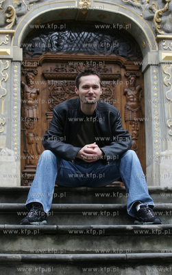 Jaroslaw Walesa przy jednej z kamienic znajdujacej...