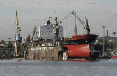Stocznia remontowa Marynarki Wojennej w Gdyni. 19.10.2005...