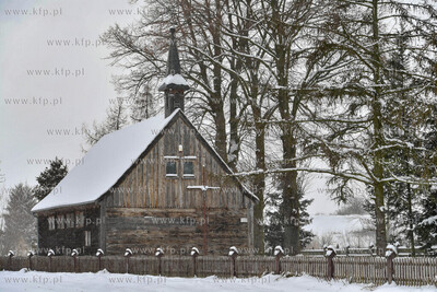 Zima na Żuławach. Drewniany rzymskokatolicki kościół...