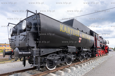 Kartuzy. Zabytkowy parowóz Ty2-14 przy wyremontowanym...