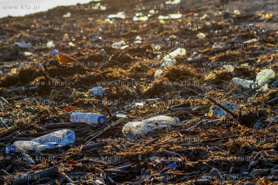 Śmieci na plaży w Mikoszewie. 08.03.2025 fot. Paweł...