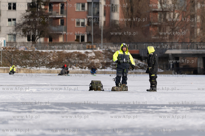Wędkarstwo podlodowe w Gdańsku na skutej lodem Motławie...