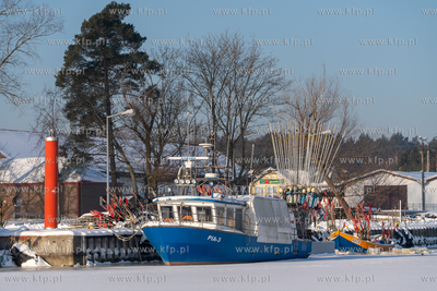 Zima na Mierzei Wiślanej. Zamarznięty port rybacki...