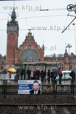 Gdańsk, przystanek tramwajowy przy Dworcu PKP Plakat...