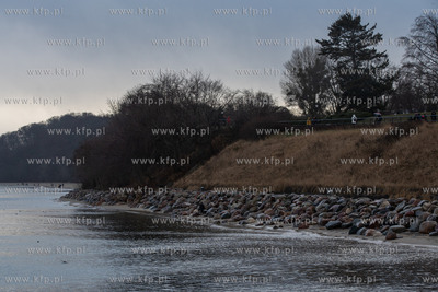 Gdynia  Orłowo. Morze znowu zabrało plażę w Orłowie....