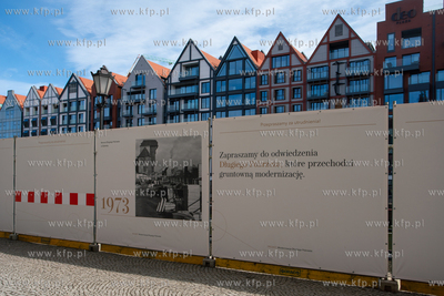 Gdańsk, Długie Pobrzeże. Nz. Wystawa plenerowa archiwalnych...