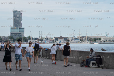 Gdynia, Upalne lato. Nz. Bulwar nadmorski w Gdyni....