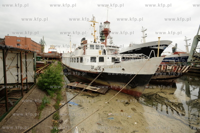 Stocznia Gdanska w niedziele. n/z dzienny statek pasazerski...