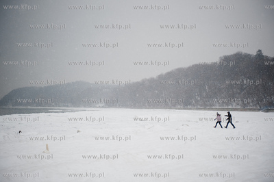 Gdynia. Mrozne zimowe popoludnie na plazy miejskiej....