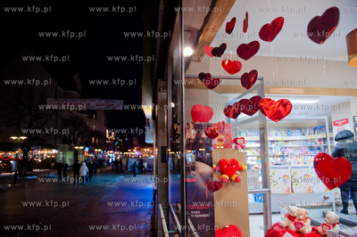 Sopot. Walentynkowa witryna jednej z ksiegarni znajdujacych...
