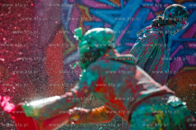 Gdansk. Centrum Stocznia Gdanska. Kolorowy smigus-dyngus...