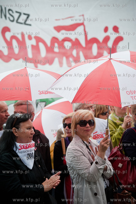 Gdansk. Manifestacja przed Urzedem Marszalkowskim zorganizowana...