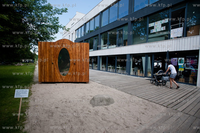 Sopot. Zatoka Sztuki. Odnowiona drewniana szafa projektu...
