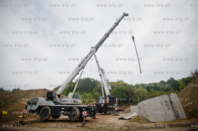 Gdansk. Ul. Ogrodowa. Montaz pierwszych elemntow wiaduktu...